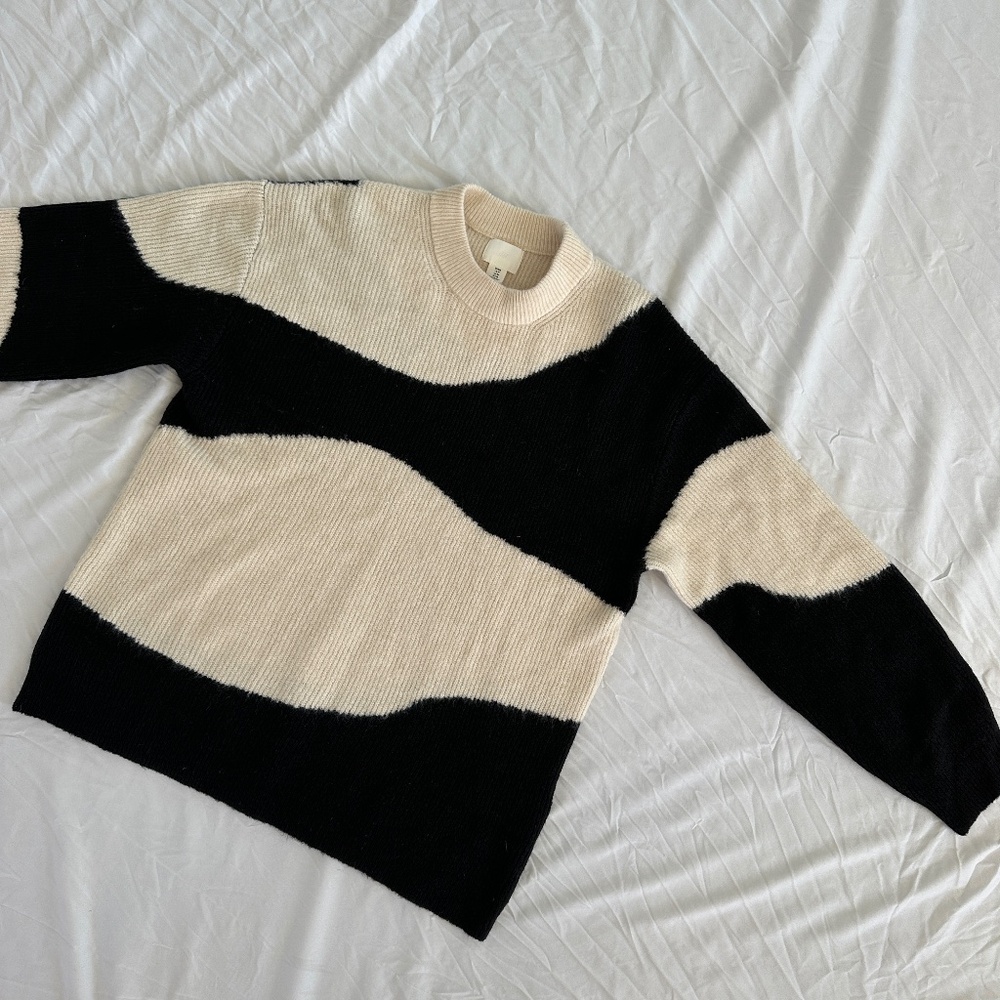 H&M Black and White Sweater Sz Medium